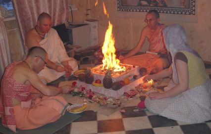 Пака-ягьи — это простые жертвоприношения, которые совершаются на дому. Особенно их любят делать ИСККОНовские кришнаиты. 