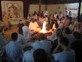 В шиваизме сохраняется немало древневедических обычаев и практик (огненные жертвоприношения, использование священного пепла, ритуальная рецитация «Шатарудрии» и других ведических гимнов и мантр, посвященных Шиве